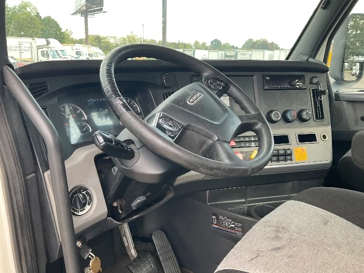 2020 Freightliner Cascadia - image 9