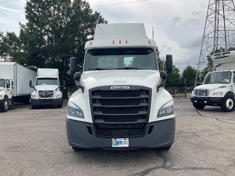 2020 Freightliner Cascadia - image 2