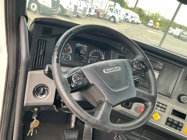 2020 Freightliner Cascadia - image 10