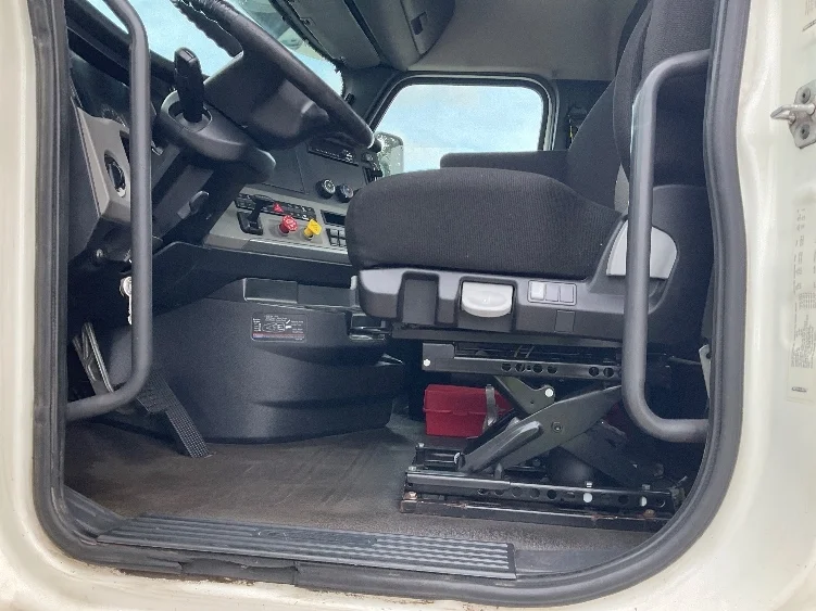 2020 Freightliner Cascadia - image 8