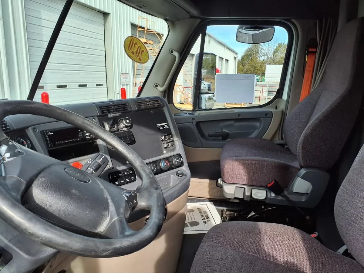 2020 Freightliner Cascadia - image 7