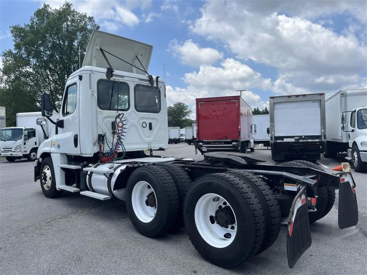 2019 Freightliner Cascadia in Beltsville, MD — photo 6