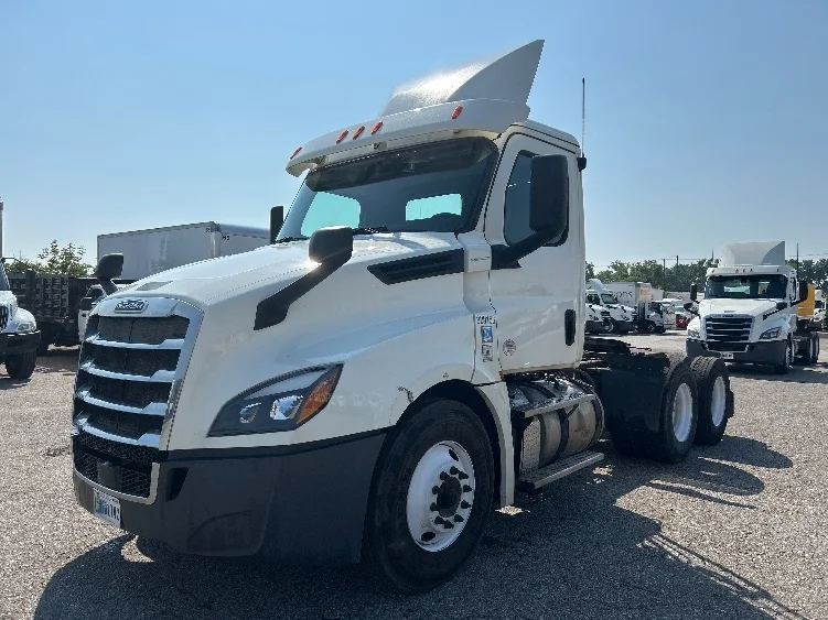 2019 Freightliner Cascadia in Flint, MI — photo 3