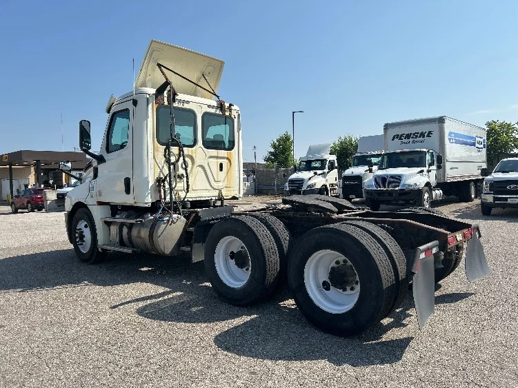 2019 Freightliner Cascadia in Flint, MI — photo 5