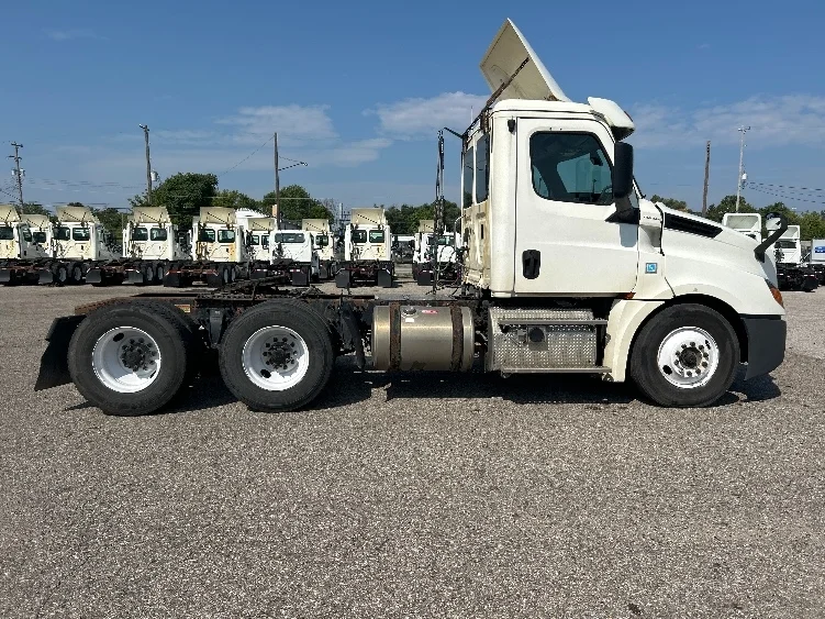 2019 Freightliner Cascadia in Flint, MI — photo 7