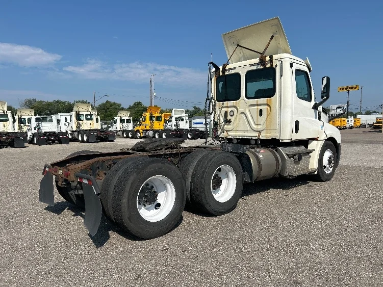 2019 Freightliner Cascadia in Flint, MI — photo 6