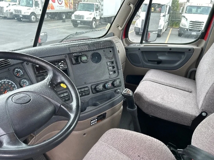 2018 Freightliner Cascadia - image 10