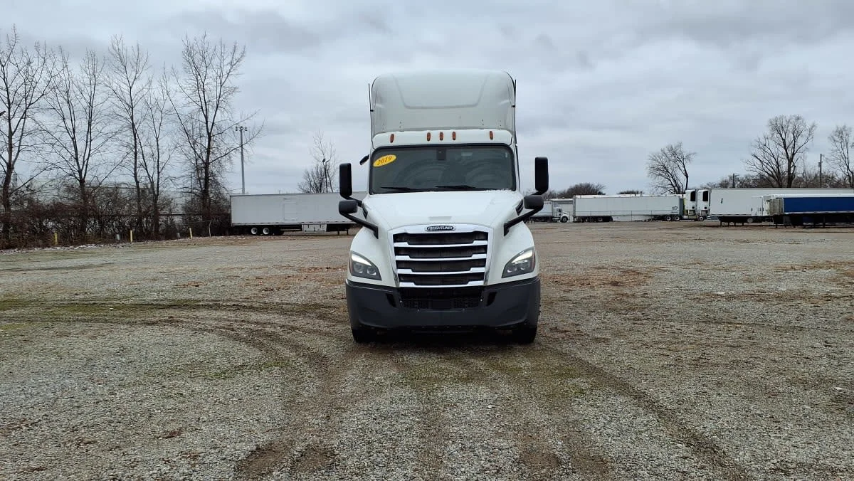 2019 Freightliner Cascadia - image 2