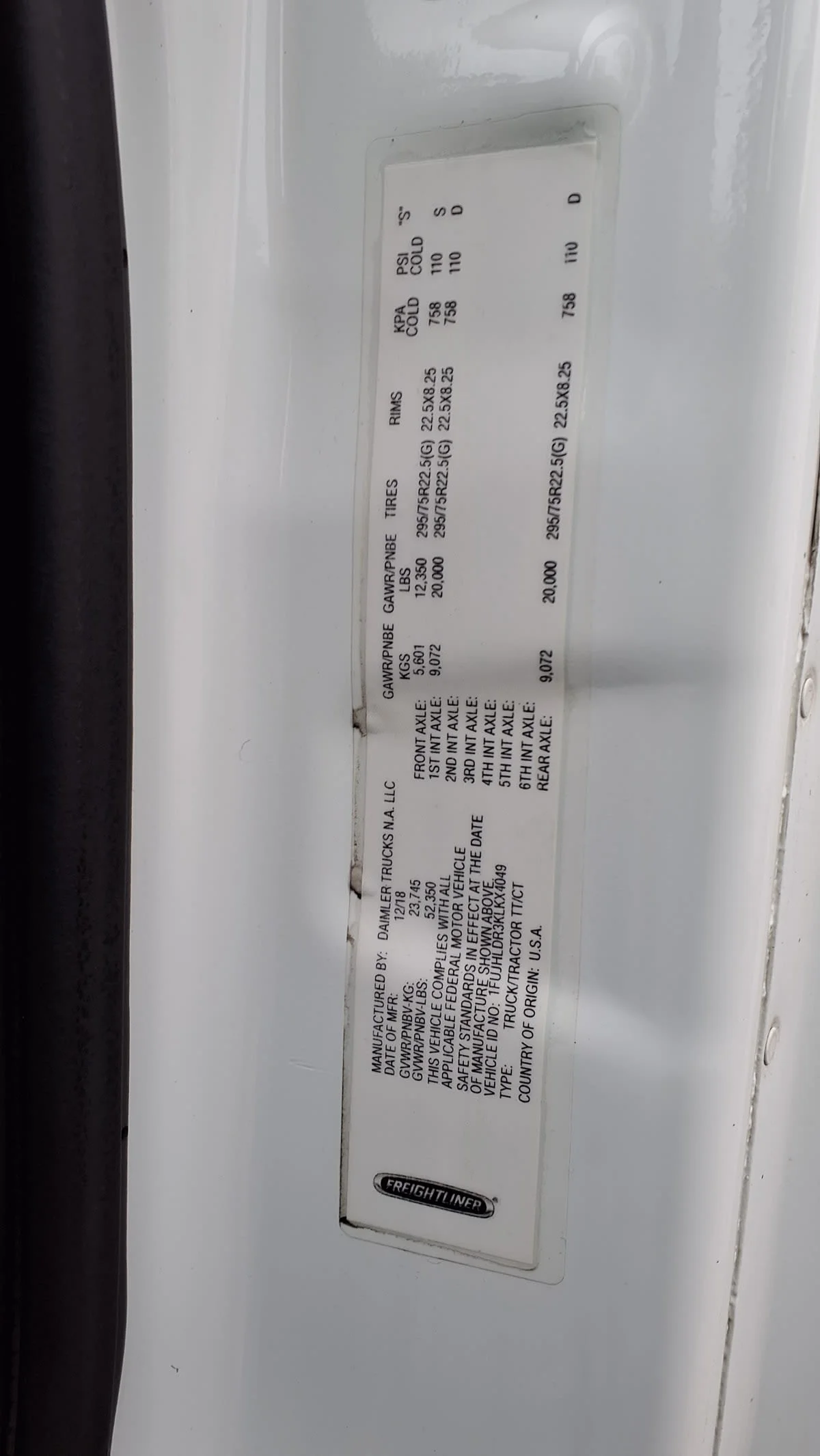 2019 Freightliner Cascadia - image 9