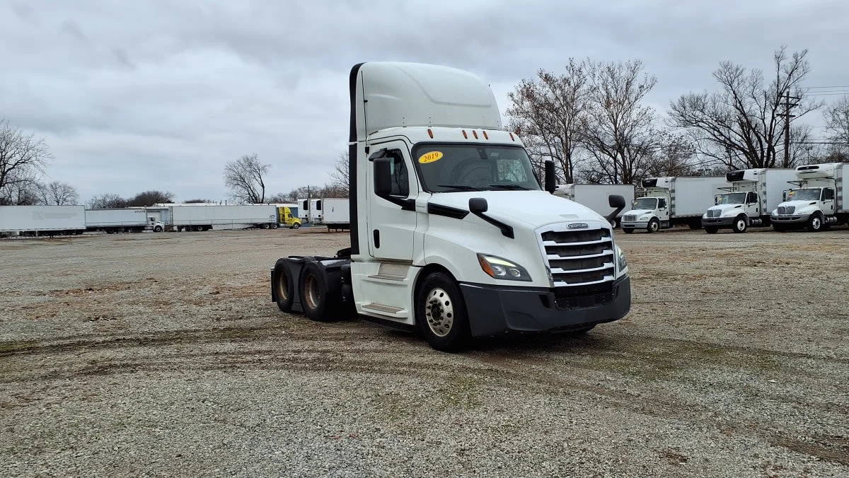 2019 Freightliner Cascadia - image 3