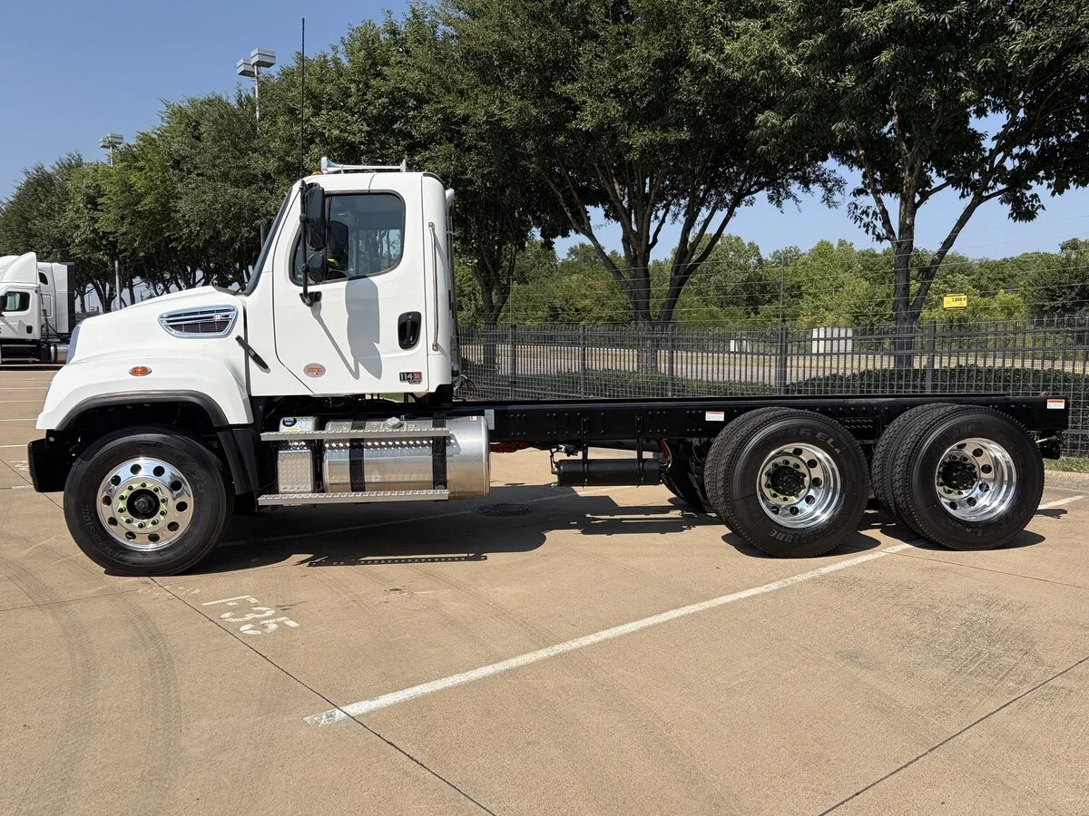 2027 Freightliner 114SD — photo 2