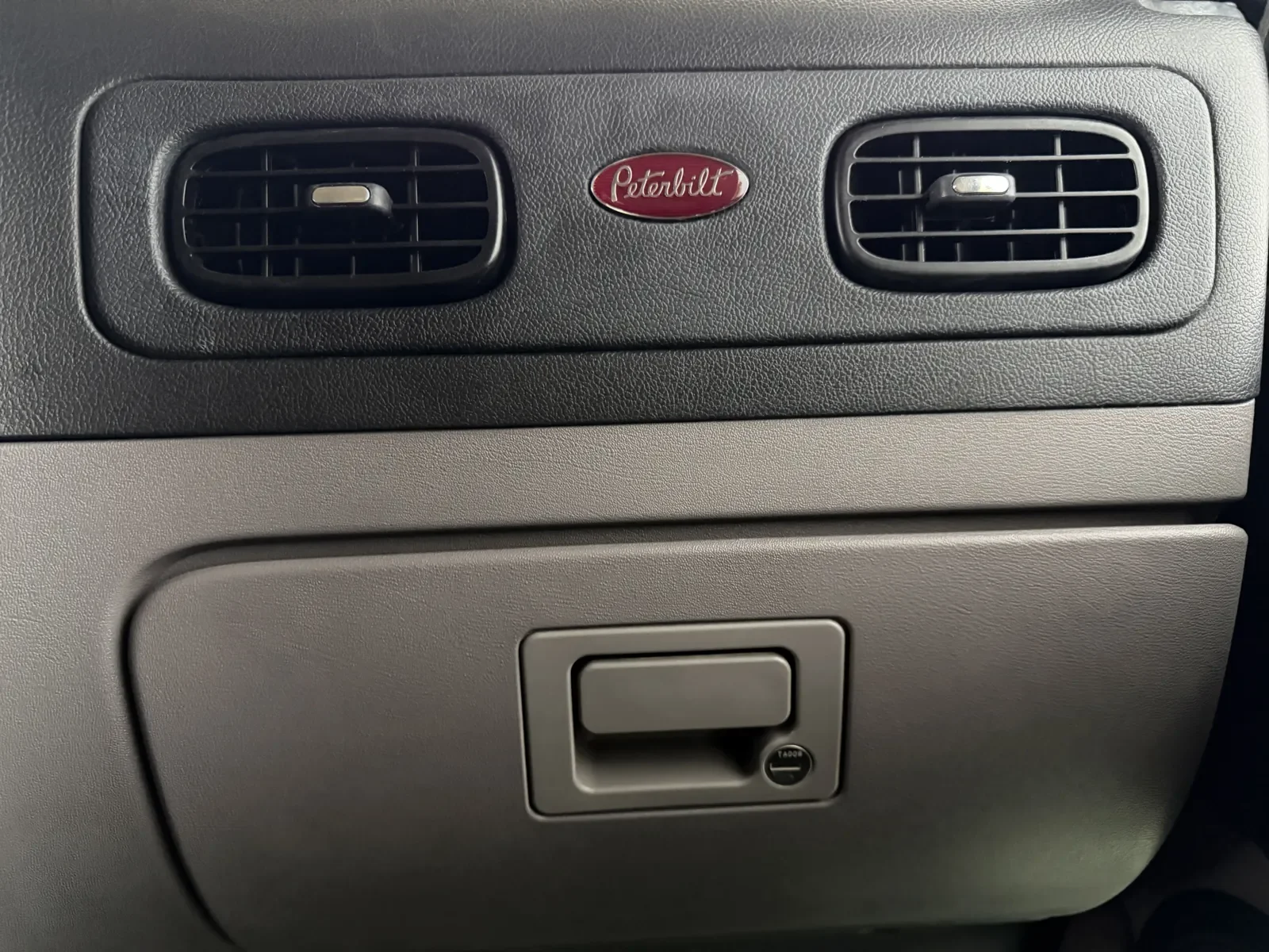 2014 Peterbilt 389 - image 18