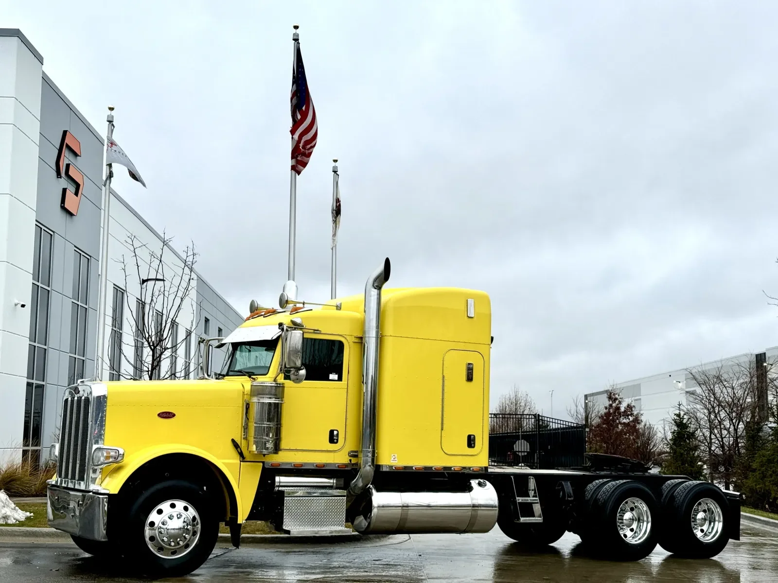 2014 Peterbilt 389 in New Lenox, IL