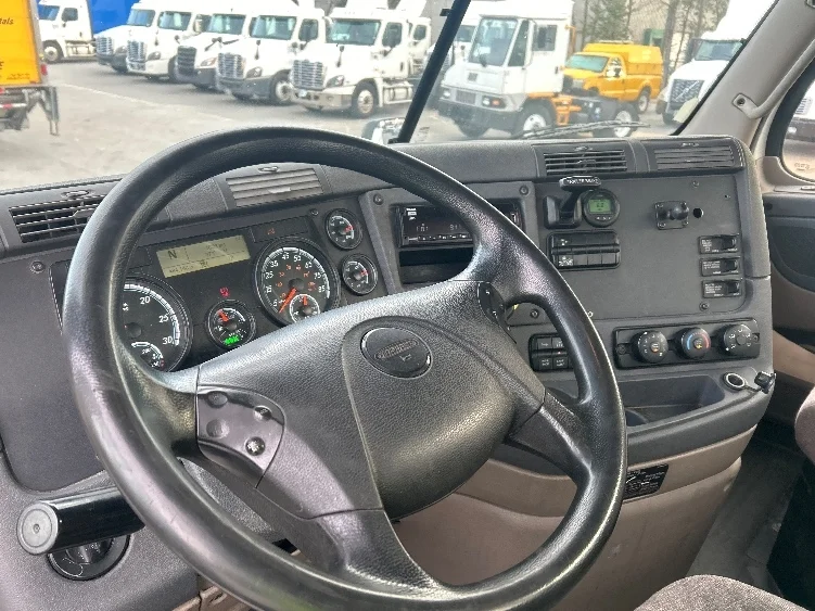 2018 Freightliner Cascadia - image 10