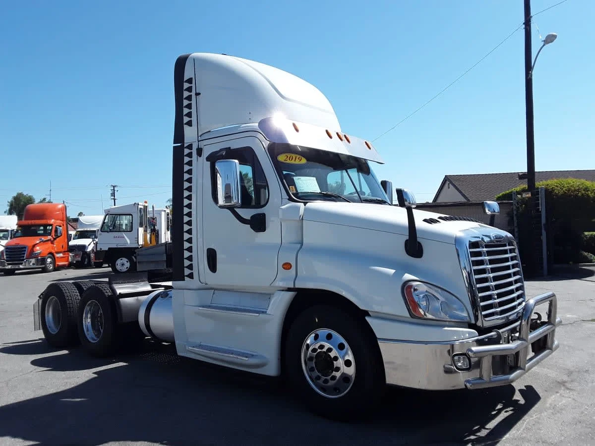 2019 Freightliner Cascadia in Montebello, CA — photo 3