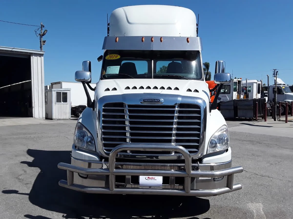 2019 Freightliner Cascadia in Montebello, CA — photo 2