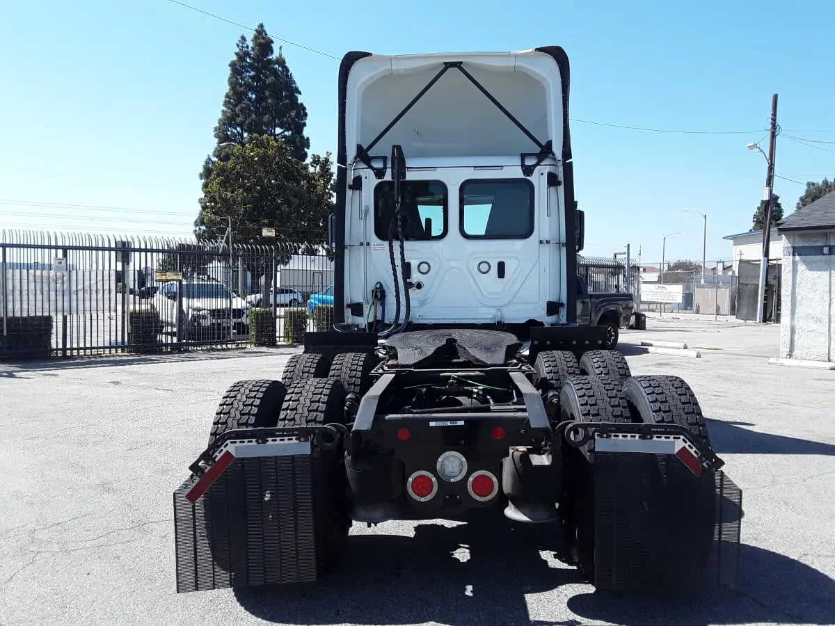 2019 Freightliner Cascadia in Montebello, CA — photo 5