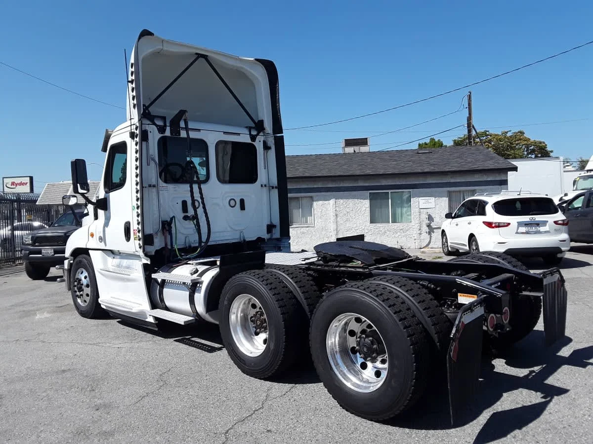 2019 Freightliner Cascadia in Montebello, CA — photo 6