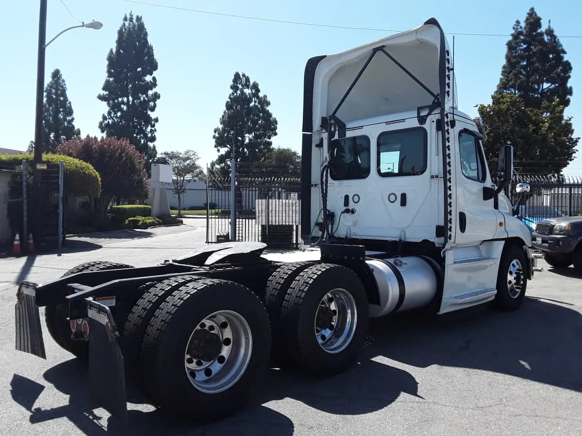 2019 Freightliner Cascadia in Montebello, CA — photo 4
