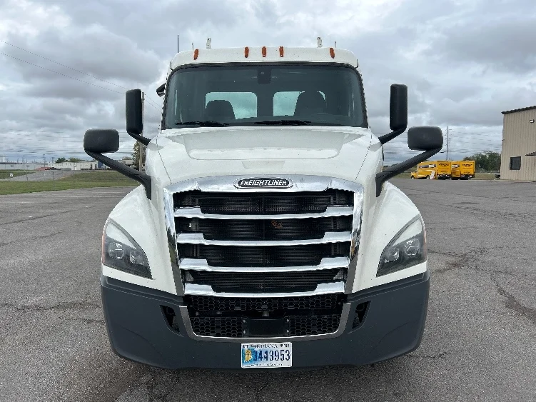 2019 Freightliner Cascadia - image 2