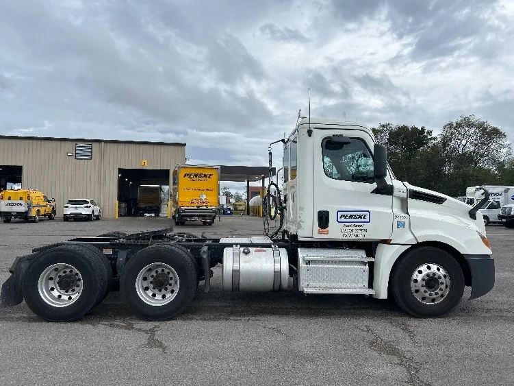 2019 Freightliner Cascadia - image 8