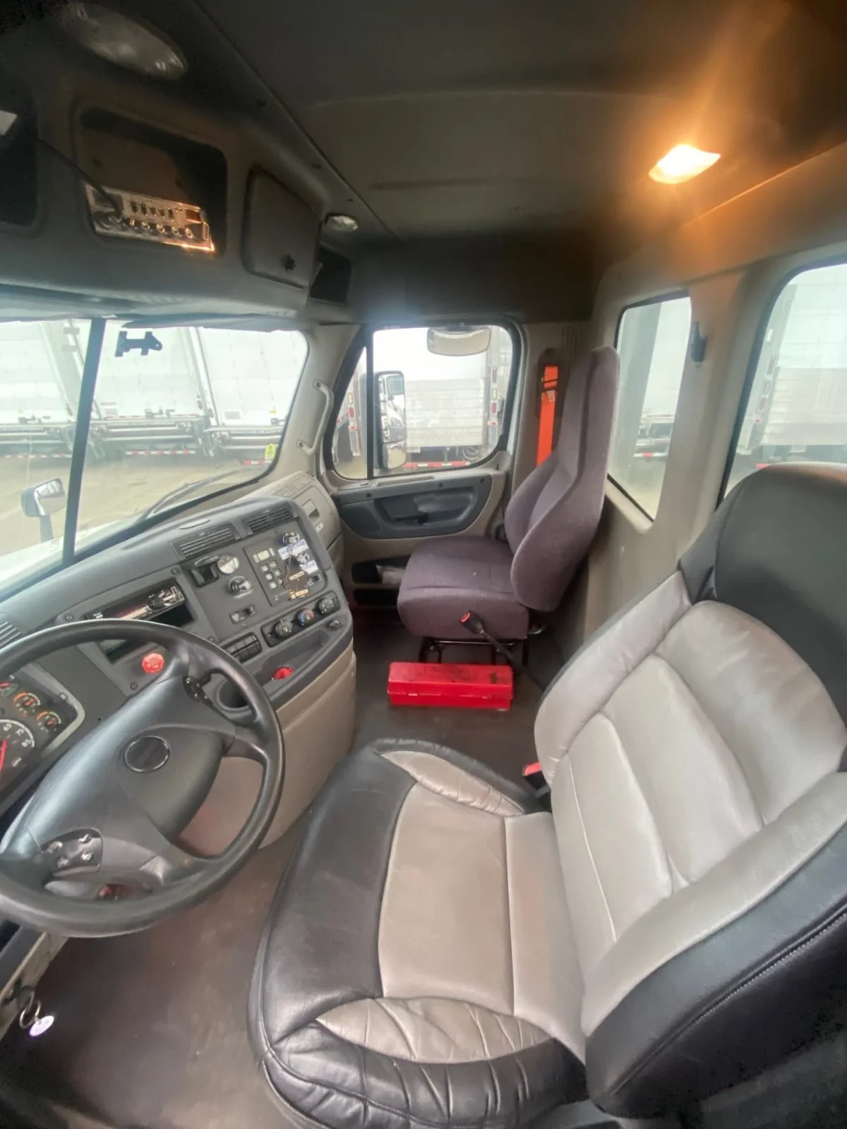 2019 Freightliner Cascadia - image 7