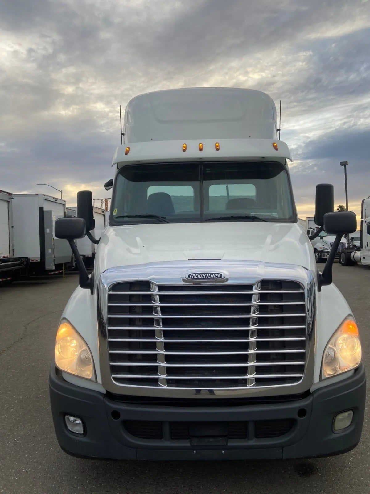 2019 Freightliner Cascadia - image 2