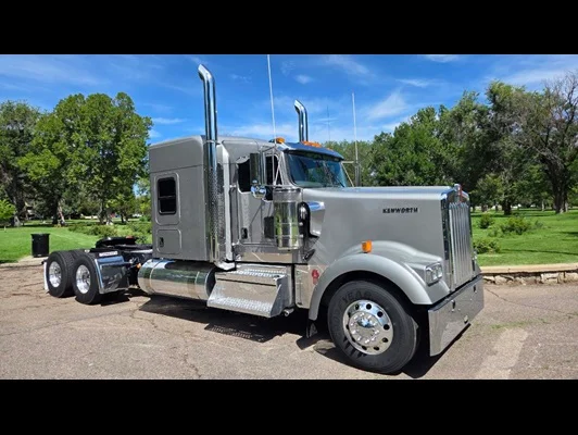 2027 Kenworth W900