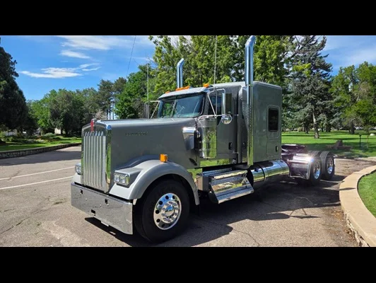2027 Kenworth W900 in Pueblo, CO — photo 2