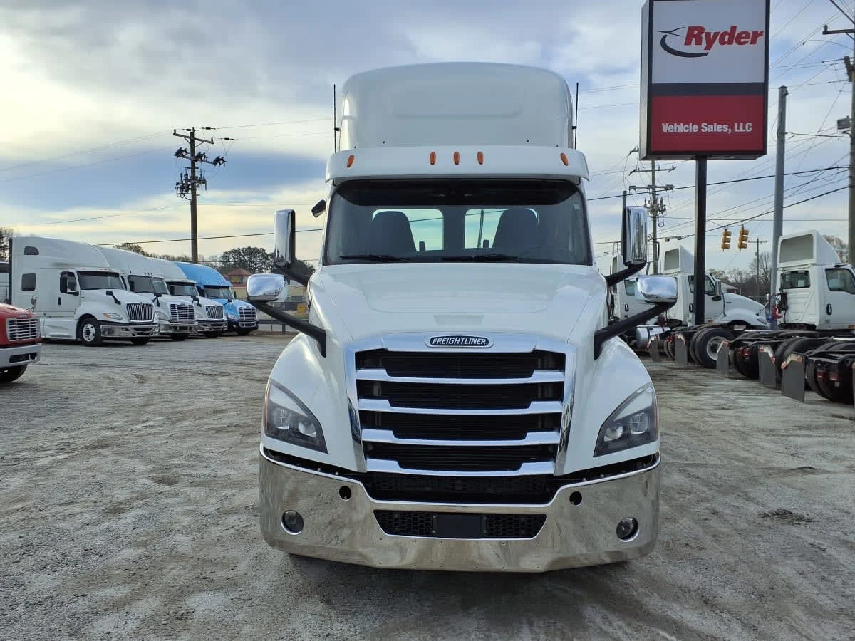2020 Freightliner Cascadia in Greenville, SC — photo 2