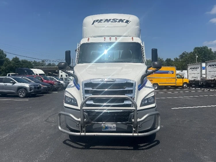 2022 Freightliner Cascadia in Louisville, KY — photo 2