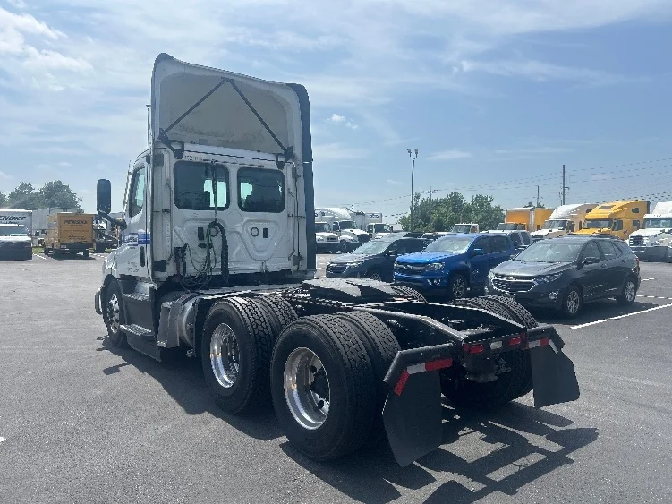 2022 Freightliner Cascadia in Louisville, KY — photo 5