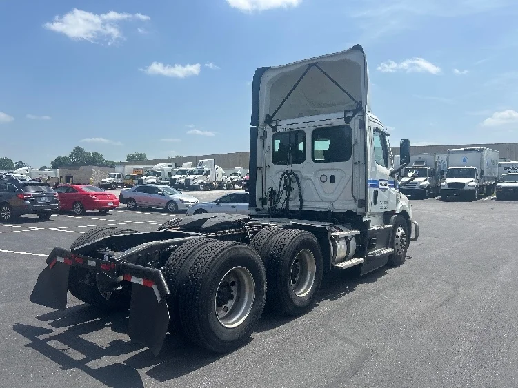 2022 Freightliner Cascadia in Louisville, KY — photo 7