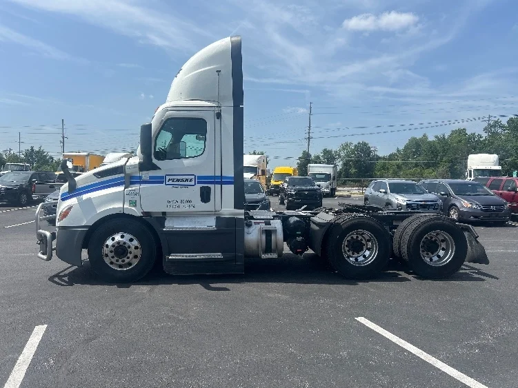 2022 Freightliner Cascadia in Louisville, KY — photo 4