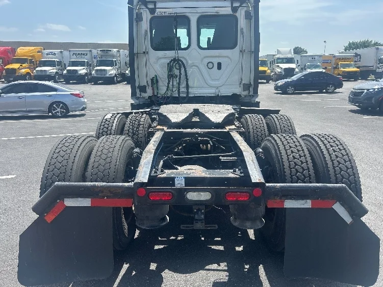 2022 Freightliner Cascadia in Louisville, KY — photo 6