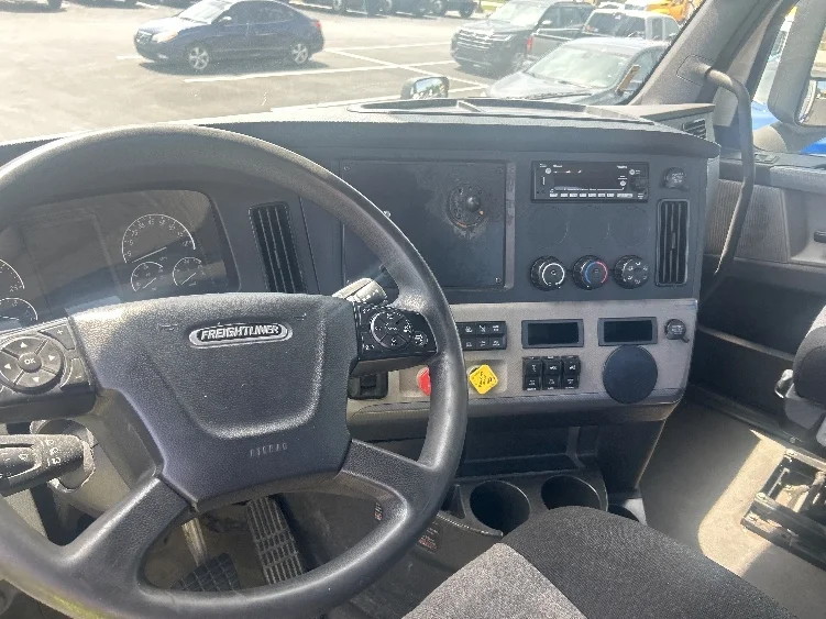 2022 Freightliner Cascadia in Louisville, KY — photo 10