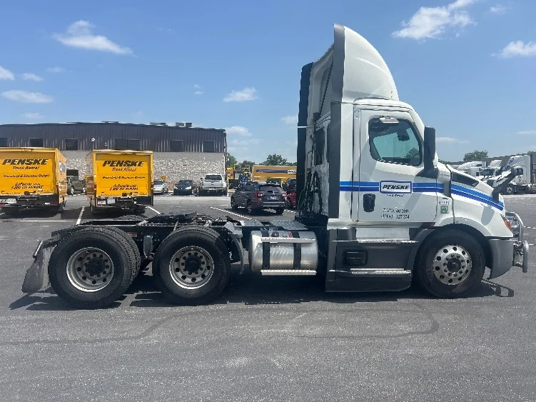 2022 Freightliner Cascadia in Louisville, KY — photo 8