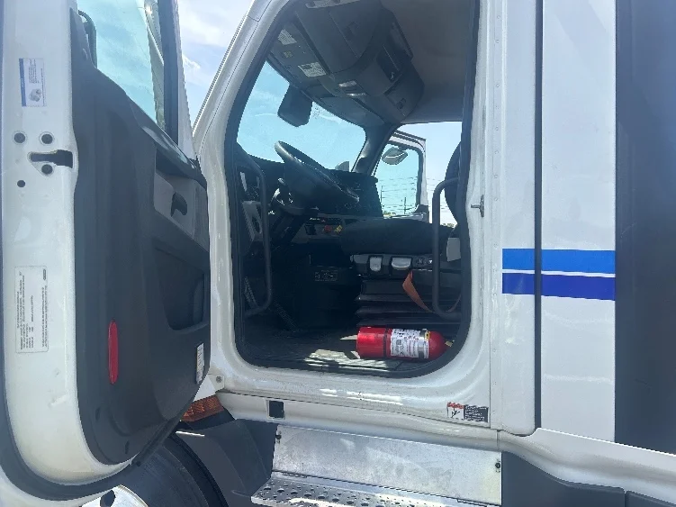2022 Freightliner Cascadia in Louisville, KY — photo 9
