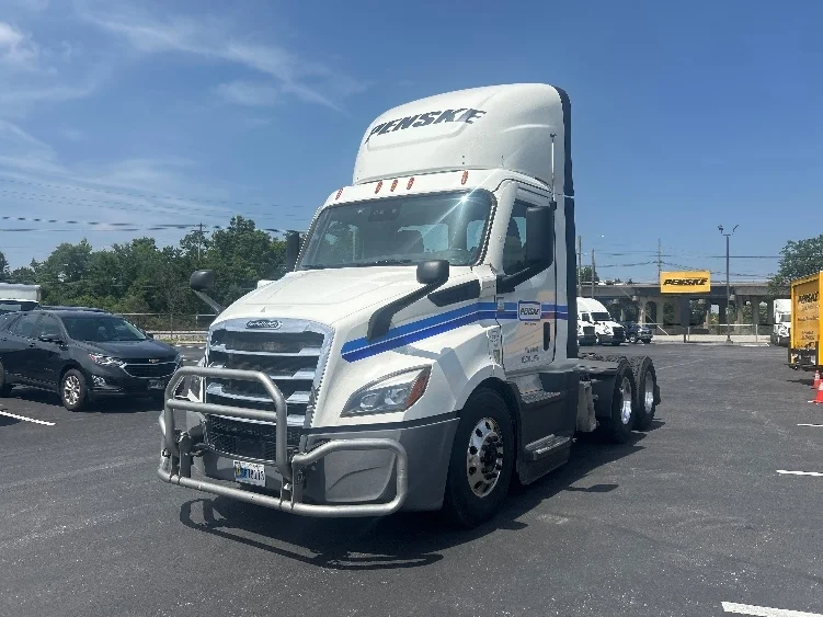 2022 Freightliner Cascadia in Louisville, KY — photo 3