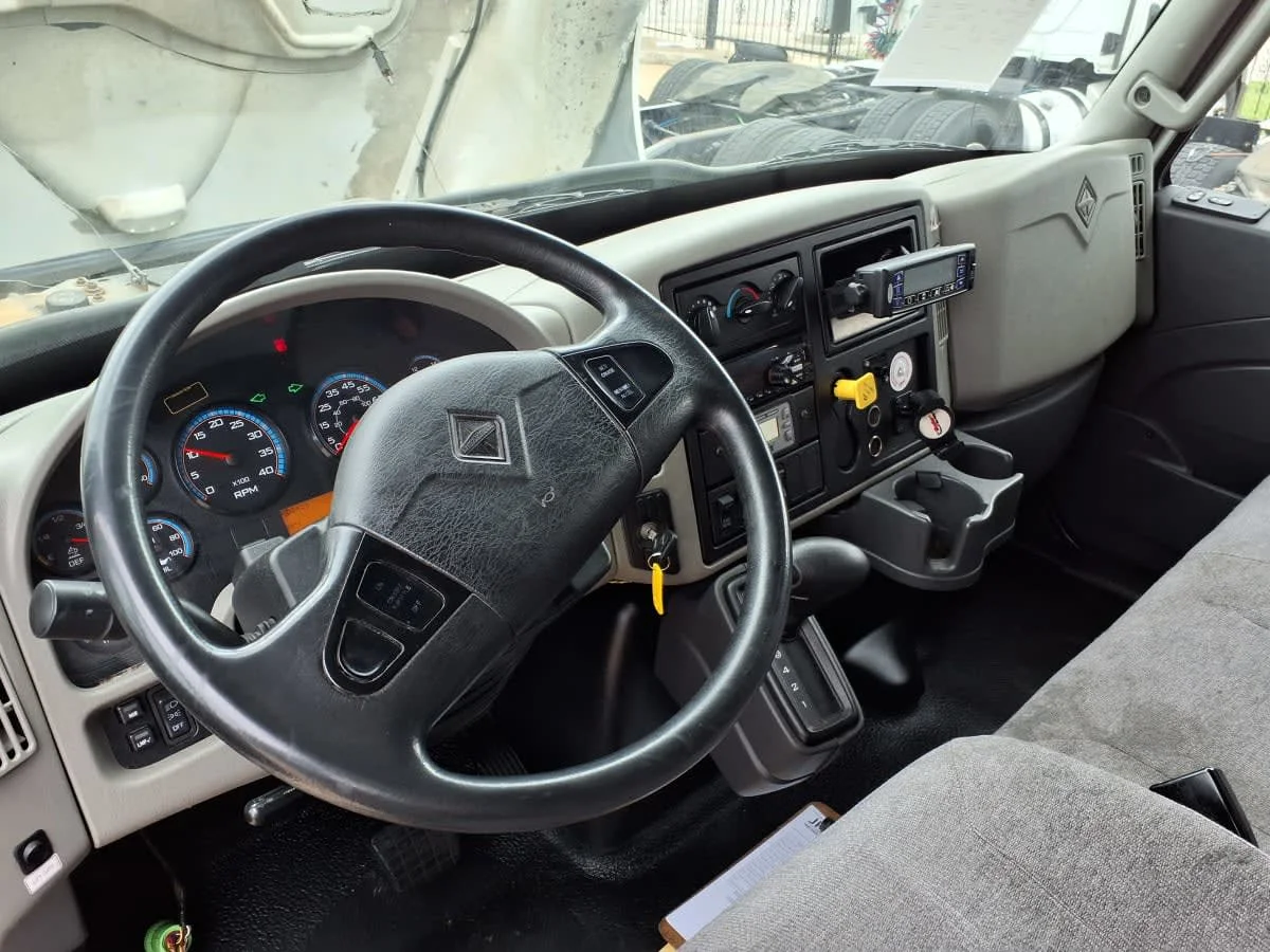 2018 International 4300 - image 8
