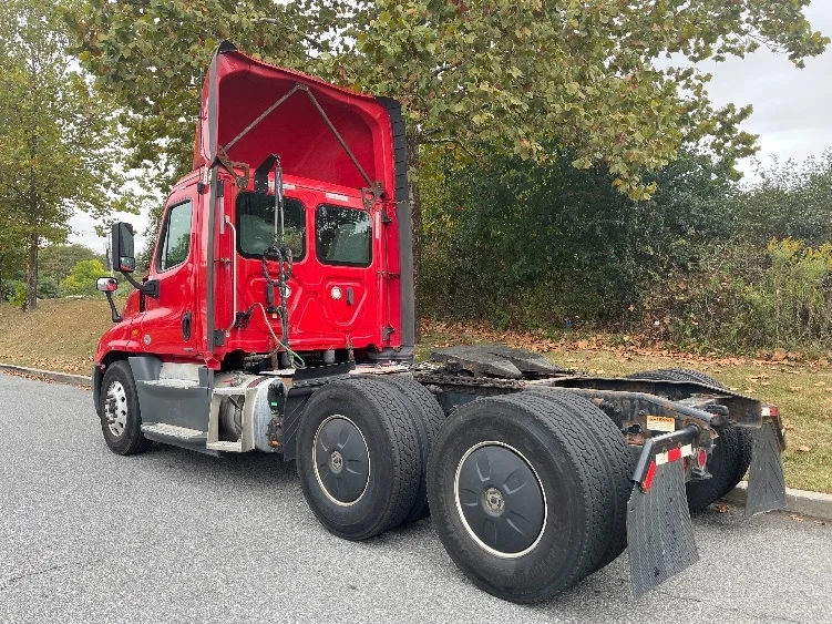 2018 Freightliner Cascadia - image 5