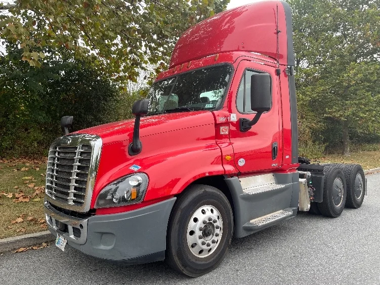 2018 Freightliner Cascadia - image 3