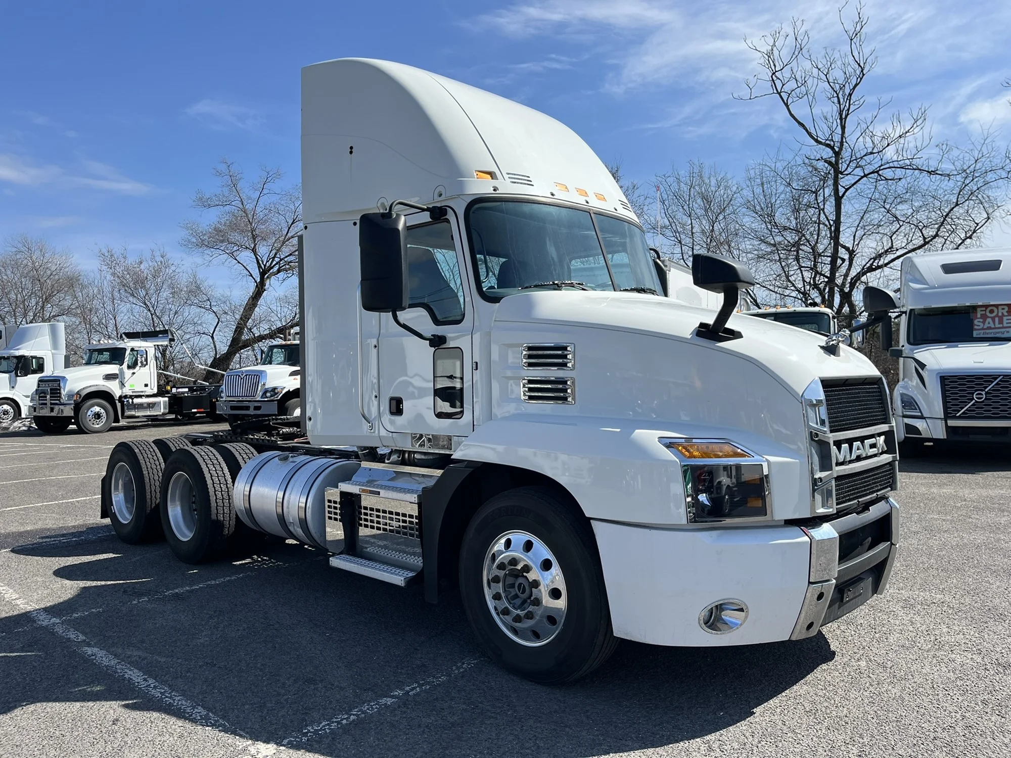 2019 Mack Anthem - image 3