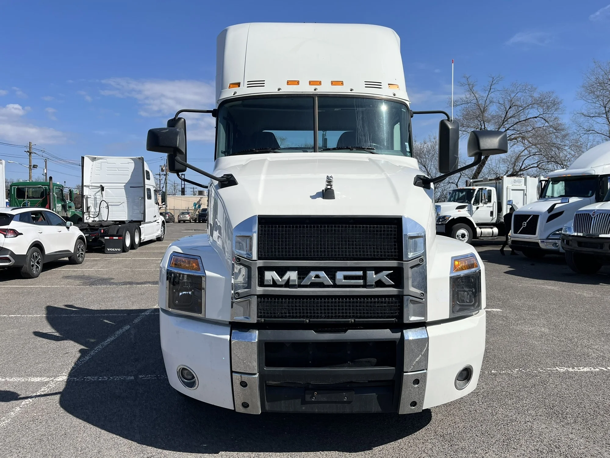 2019 Mack Anthem - image 2