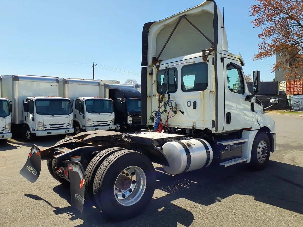 2019 Freightliner Cascadia - image 4