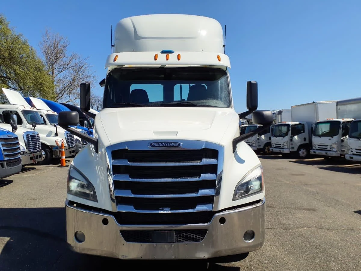 2019 Freightliner Cascadia - image 2