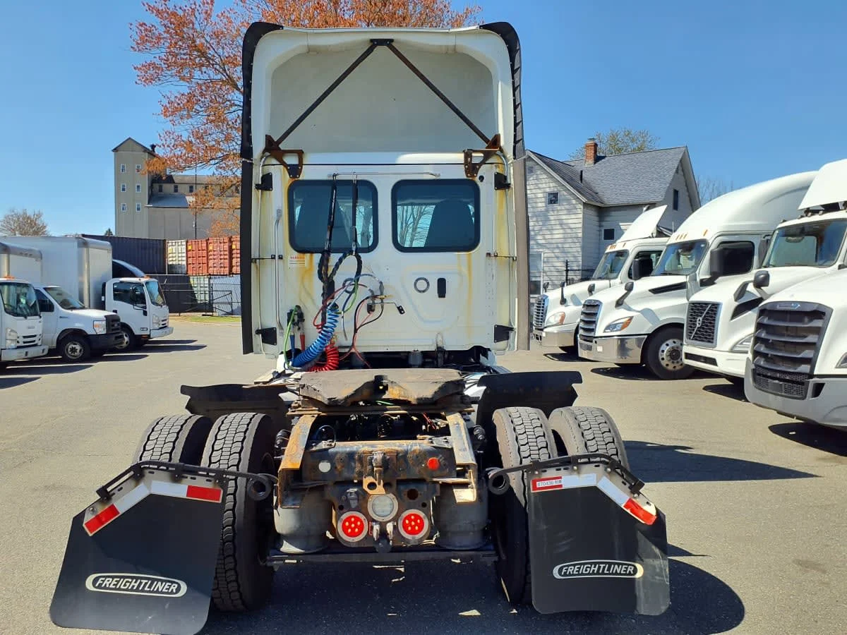 2019 Freightliner Cascadia - image 5