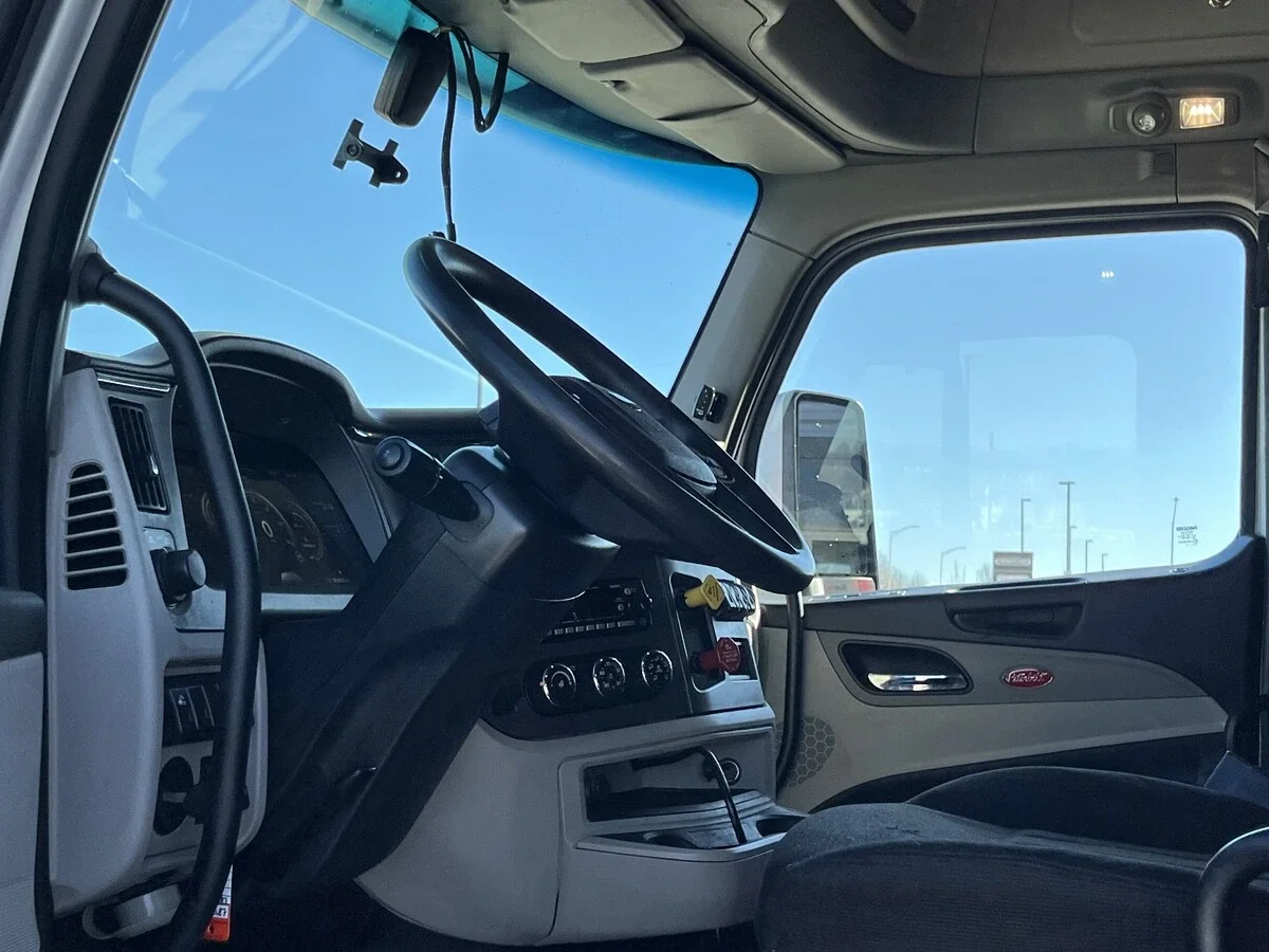2023 Peterbilt 579 - image 19