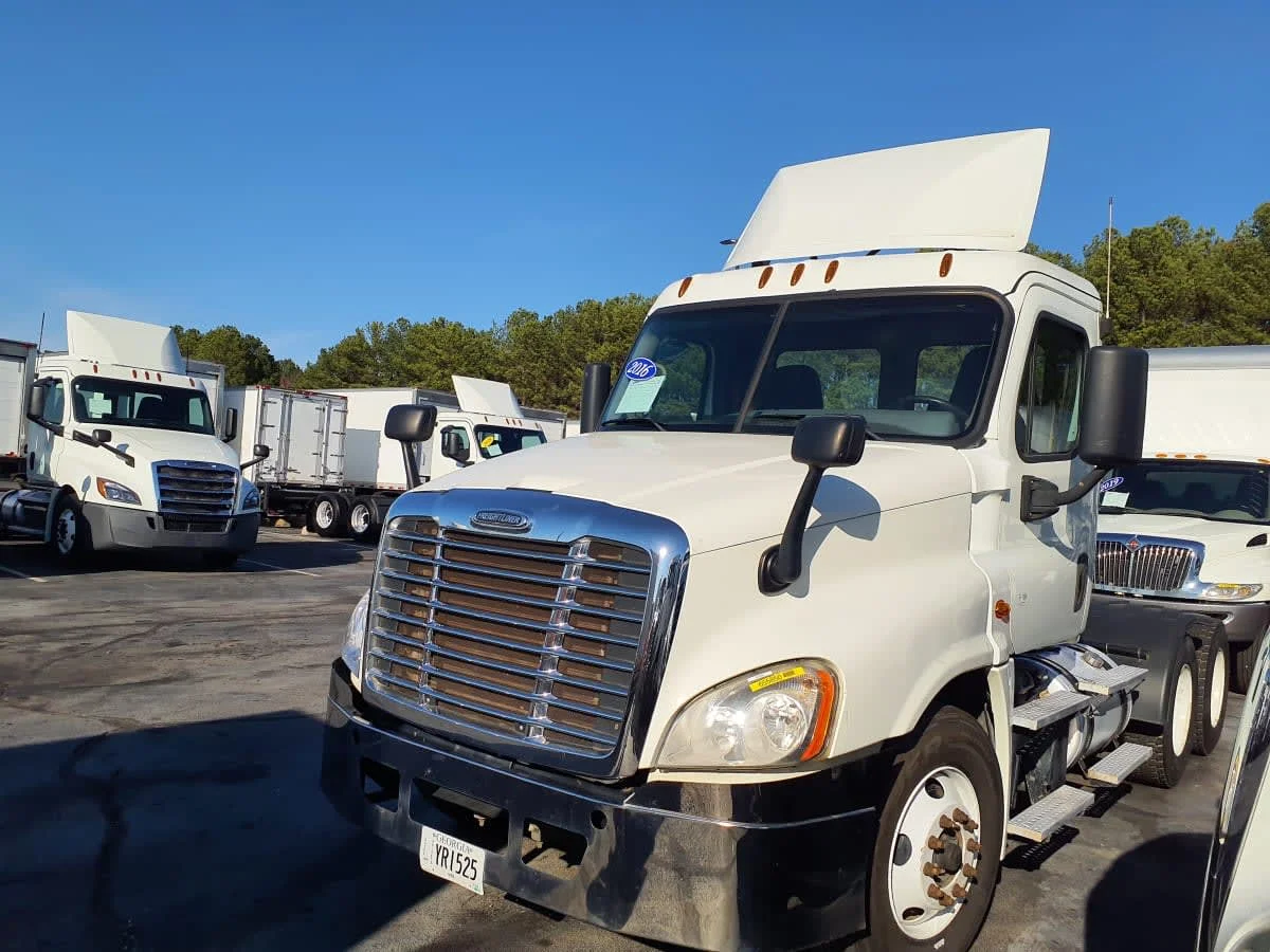 2016 Freightliner Cascadia - image 3