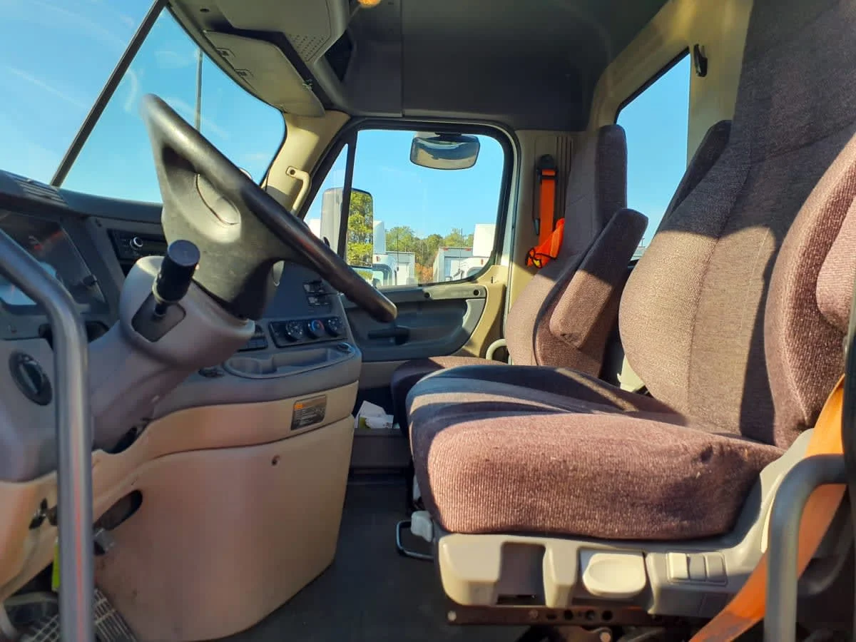 2016 Freightliner Cascadia - image 7